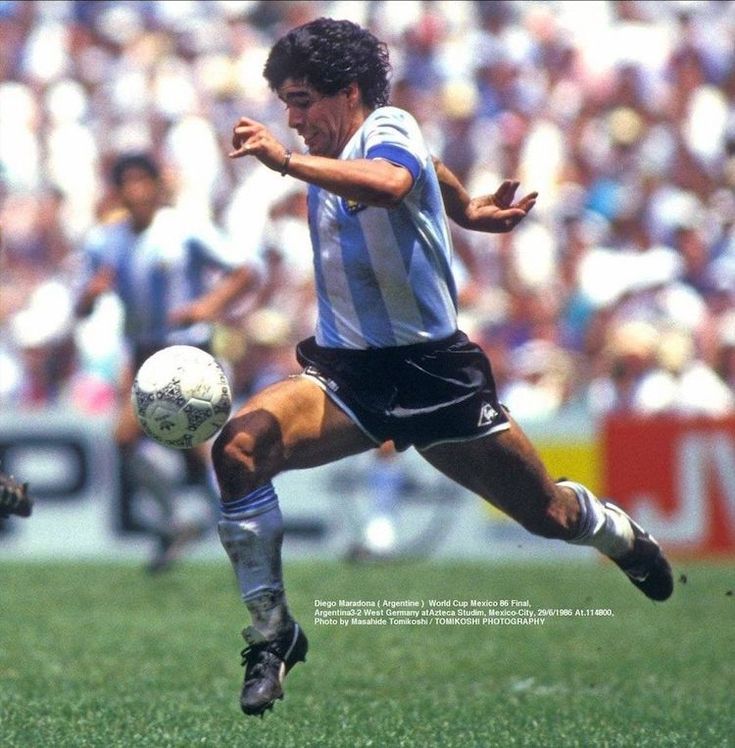 Maradona jugando