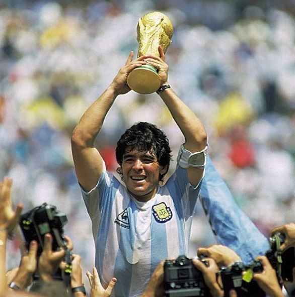 Maradona levantando la Copa