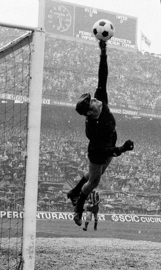 Lev Yashin atajando un penal